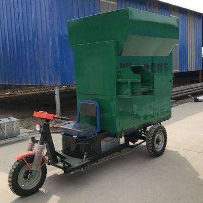 电动撒料车育肥猪自动喂料机牛羊喂料车畜牧草料电动车